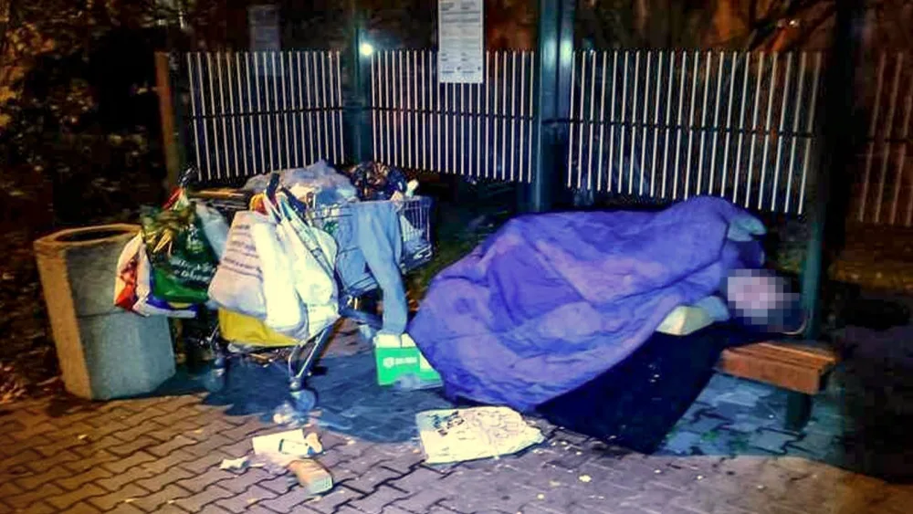 Bezdomovec si zamiloval zastávky MHD. Opakovaně je obsazuje i s veškerým majetkem a pořádně je zaneřádí