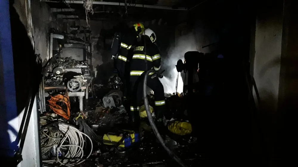 VIDEO: Hasiči bojovali s rozsáhlým požárem garáže a části rodinného domu, škoda překročí milion korun