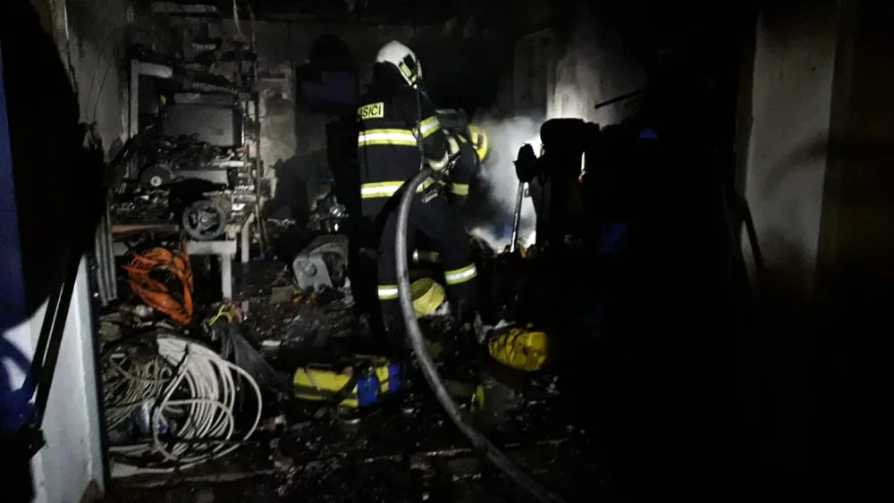 VIDEO: Hasiči bojovali s rozsáhlým požárem garáže a části rodinného domu, škoda překročí milion korun