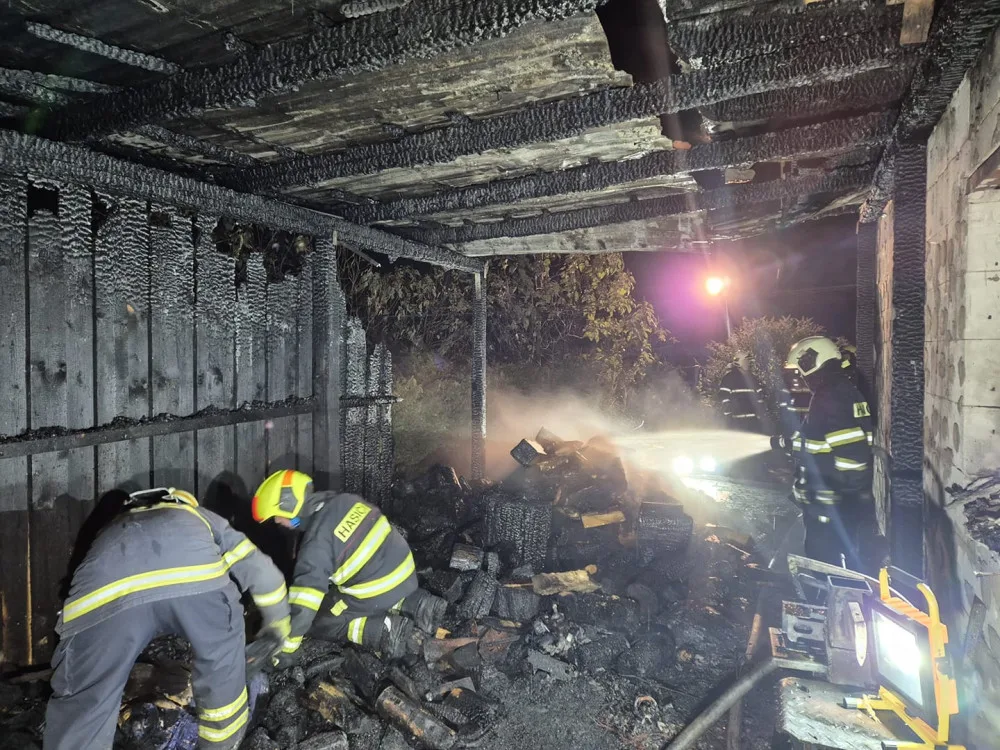 VIDEO: Hasiči bojovali s rozsáhlým požárem garáže a části rodinného domu, škoda překročí milion korun