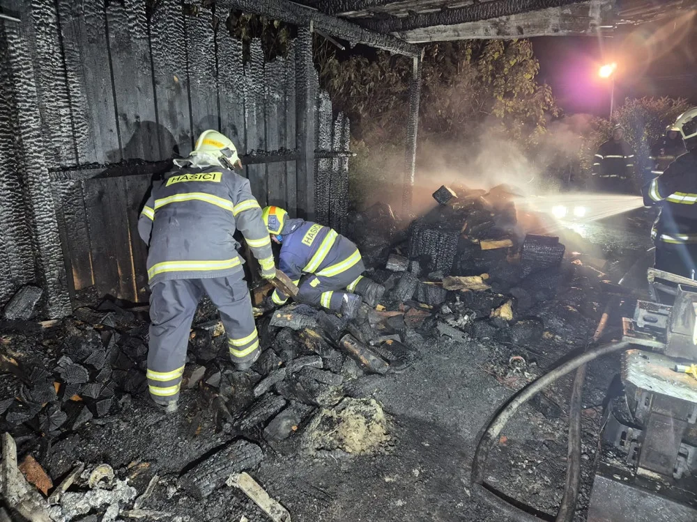VIDEO: Hasiči bojovali s rozsáhlým požárem garáže a části rodinného domu, škoda překročí milion korun
