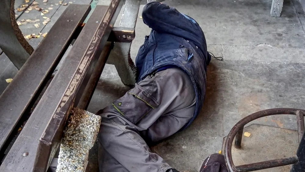 Na kost promrzlý a polomrtvý muž ležel za bílého dne na ulici vedle lavičky