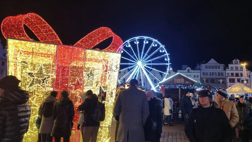 Hned první den lidé vzali doslova útokem největší adventní trhy v Česku. Nejvíce zaujal zářící fotopoint a trdelník
