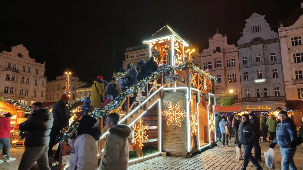 Hned první den lidé vzali doslova útokem největší adventní trhy v Česku. Nejvíce zaujal zářící fotopoint a trdelník