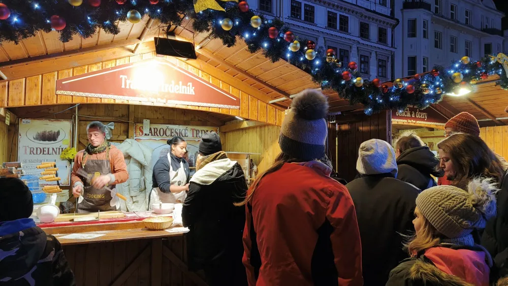 Hned první den lidé vzali doslova útokem největší adventní trhy v Česku. Nejvíce zaujal zářící fotopoint a trdelník