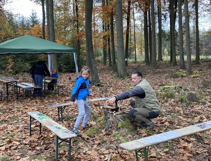 Malí i velcí Plzeňané na podzim vysázeli tisíce stromků. Městský les V Pytli ožil po kůrovcové kalamitě