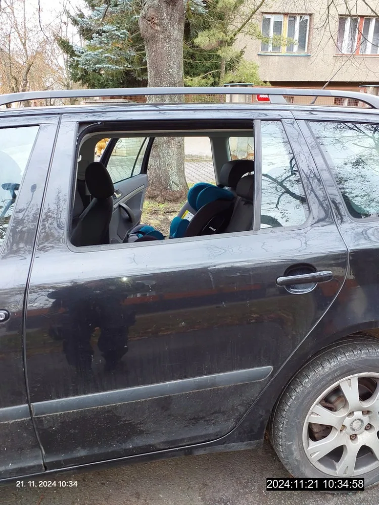 VIDEO: Policisté opět zachraňovali dítě ze zamčeného auta, tentokrát se chlapec uvěznil sám