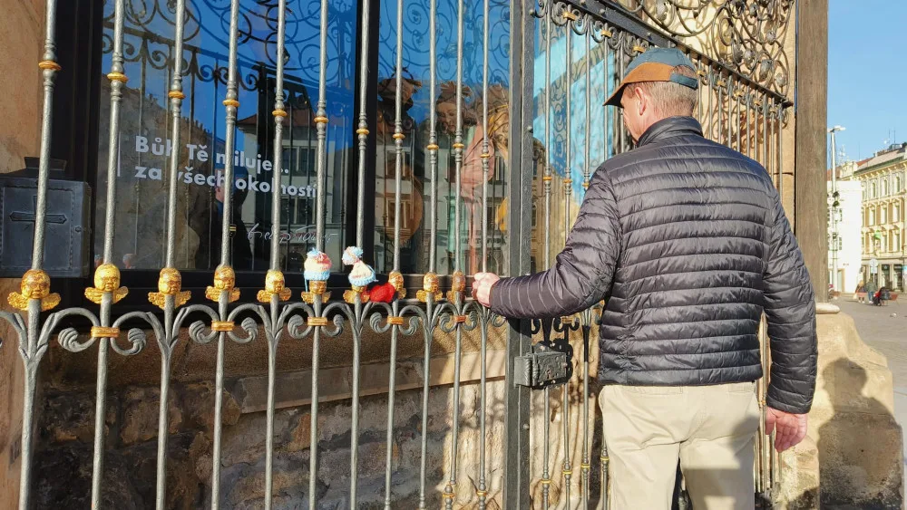 Slavné andělíčky na mříži u chrámu sv. Bartoloměje opět někdo oblékl. Tentokrát dostali barevné zimní čepice
