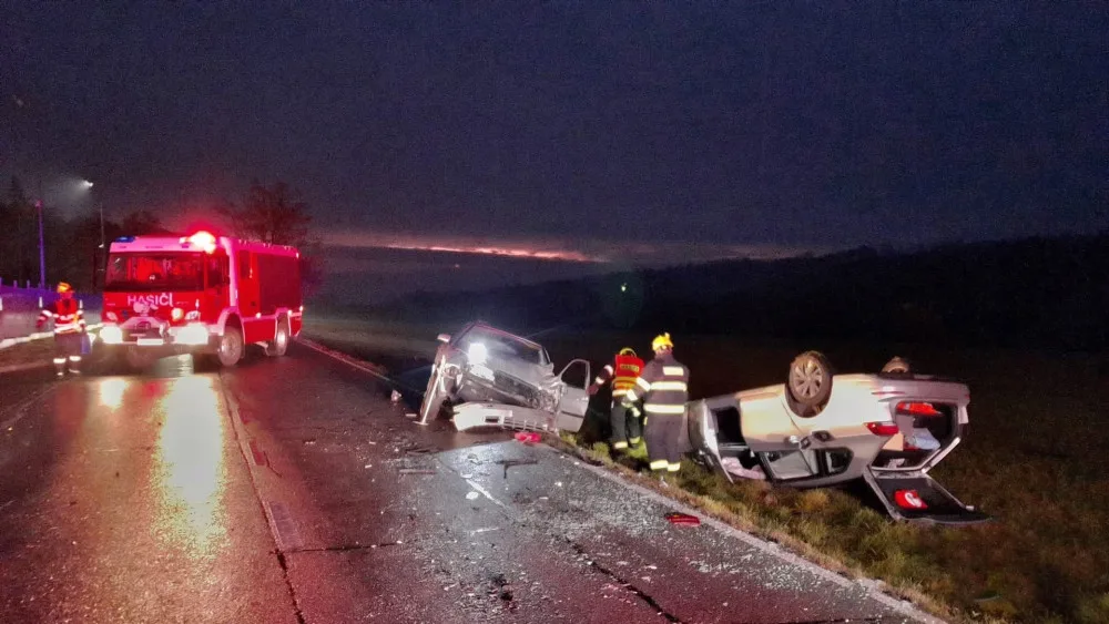 Při hromadném střetu tří vozidel na jižním Plzeňsku se zranili tři lidé