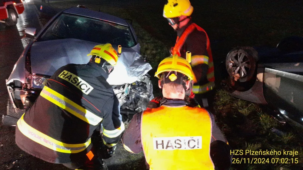 Při hromadném střetu tří vozidel se zranili tři lidé. Jedno auto skončilo převrácené na střechu, další na boku