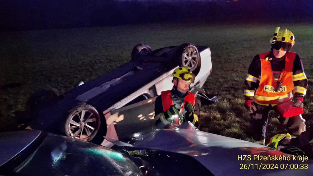 Při hromadném střetu tří vozidel se zranili tři lidé. Jedno auto skončilo převrácené na střechu, další na boku