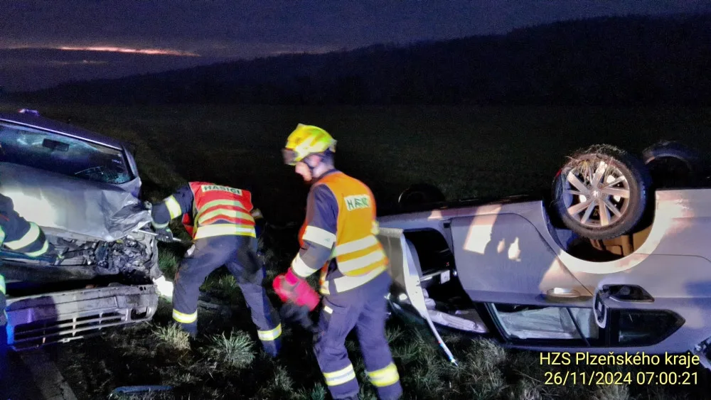 Při hromadném střetu tří vozidel se zranili tři lidé. Jedno auto skončilo převrácené na střechu, další na boku