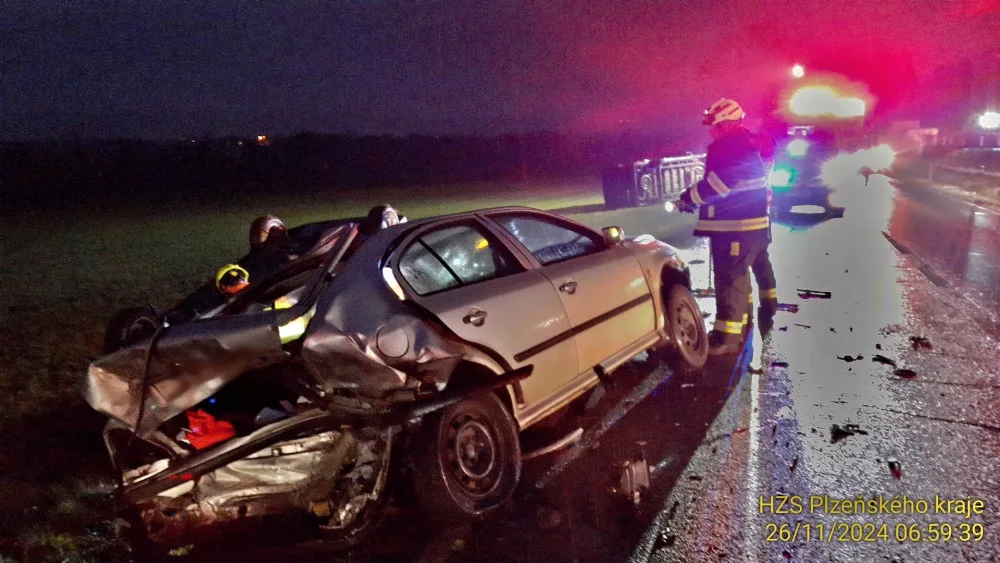 Při hromadném střetu tří vozidel se zranili tři lidé. Jedno auto skončilo převrácené na střechu, další na boku