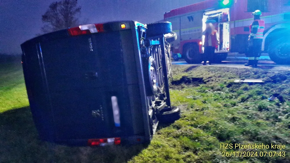 Při hromadném střetu tří vozidel se zranili tři lidé. Jedno auto skončilo převrácené na střechu, další na boku