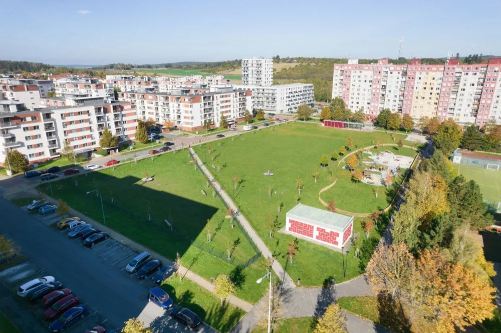 Stromy, hřiště, psí loučka i kavárna. Louka za školou prošla proměnou za 23,5 milionu korun
