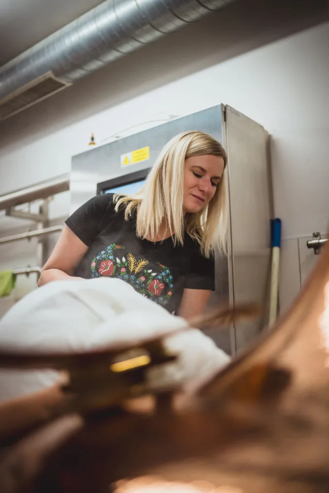 K chodským tradicím se vrací ve svých pivních recepturách devětadvacetiletá vrchní sládková Jana Müllerová