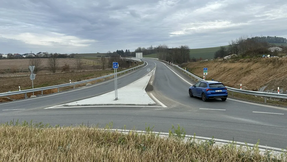 Nový obchvat Klatov je hotový a průjezdný v celé své délce 7,6 km. Cestu na Šumavu zkrátí o 10 minut
