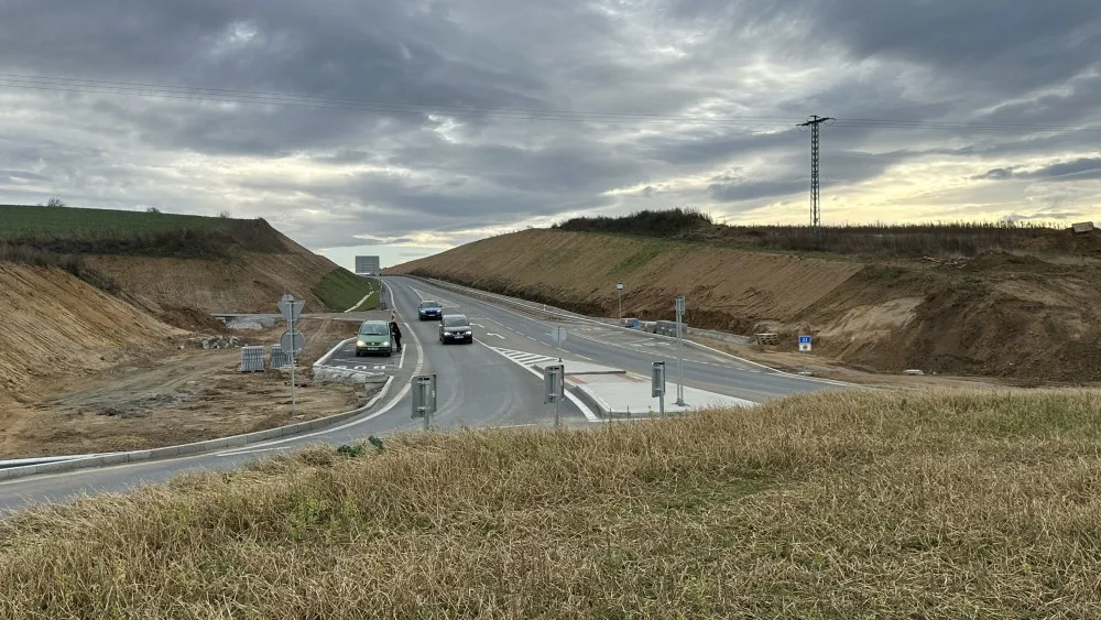 Nový obchvat Klatov je hotový a průjezdný v celé své délce 7,6 km. Cestu na Šumavu zkrátí o 10 minut