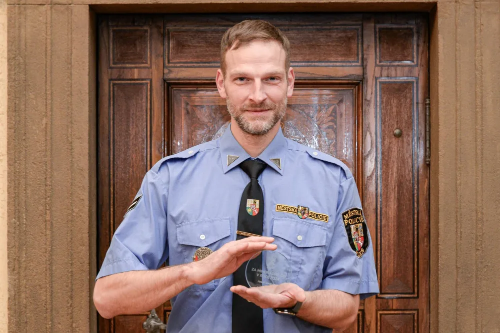 Strážník zachránil hned dva lidské životy. Nebuďte k okolí lhostejní, vzkázal, město předalo ocenění