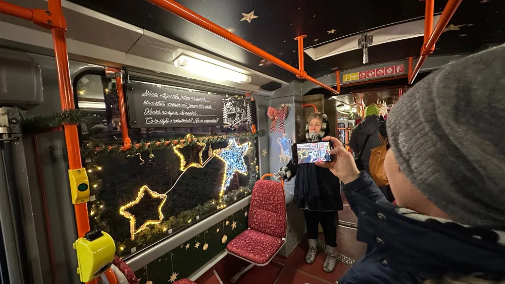 ANKETA: Jak se vám líbí plzeňská vánoční retro tramvaj? Oznámkujte ji jako ve škole