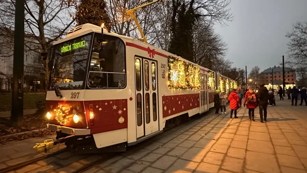 ANKETA: Jak se vám líbí plzeňská vánoční retro tramvaj? Oznámkujte ji jako ve škole