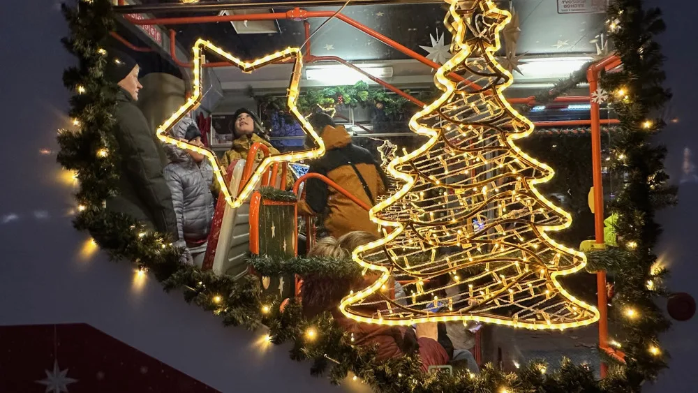 ANKETA: Jak se vám líbí plzeňská vánoční retro tramvaj? Oznámkujte ji jako ve škole