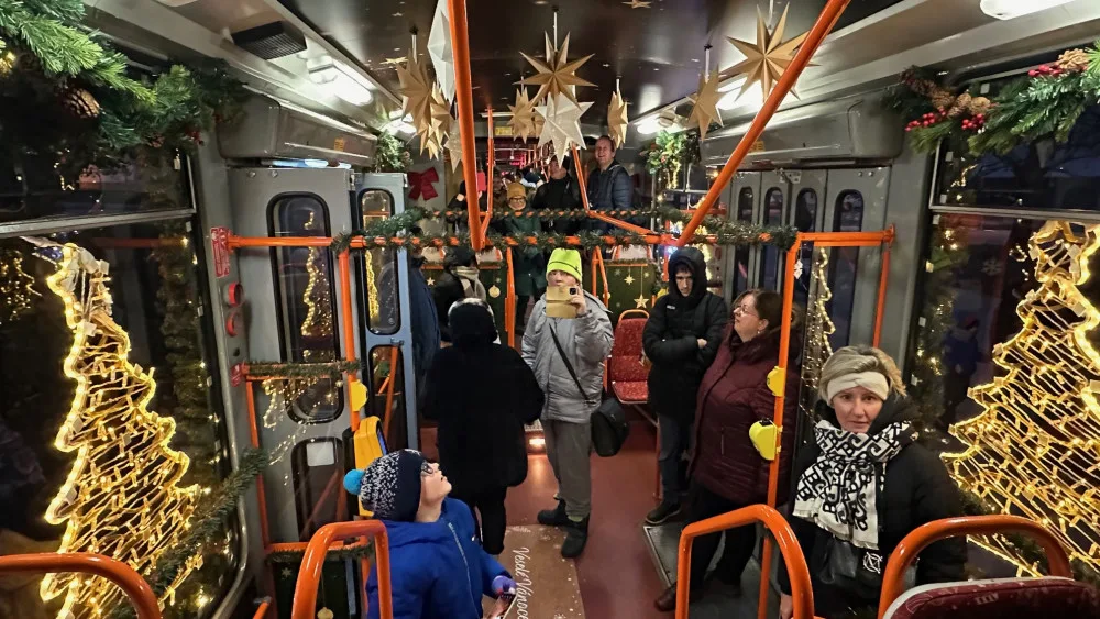 ANKETA: Jak se vám líbí plzeňská vánoční retro tramvaj? Oznámkujte ji jako ve škole