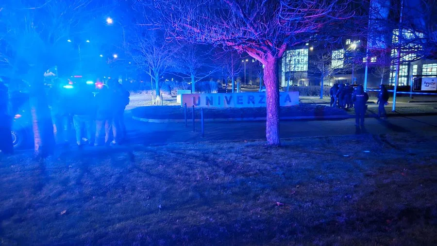 Na Západočeské univerzitě v Plzni je hlášena střelba. Na místě zasahují desítky policistů a těžkooděnci