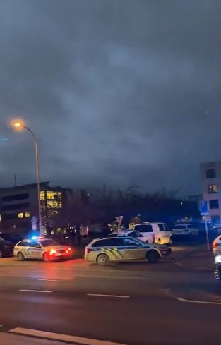 Na Západočeské univerzitě v Plzni je hlášena střelba. Na místě zasahují desítky policistů a těžkooděnci