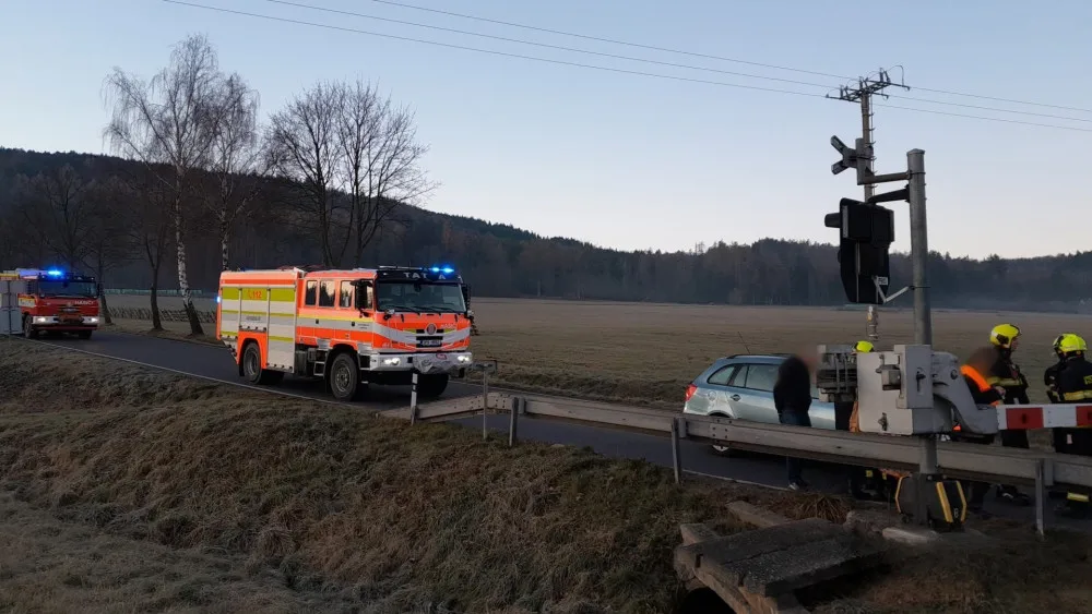 Na železničním přejezdu narazil osobák do vlaku. Mladá řidička nestačila své vozidlo zabrzdit