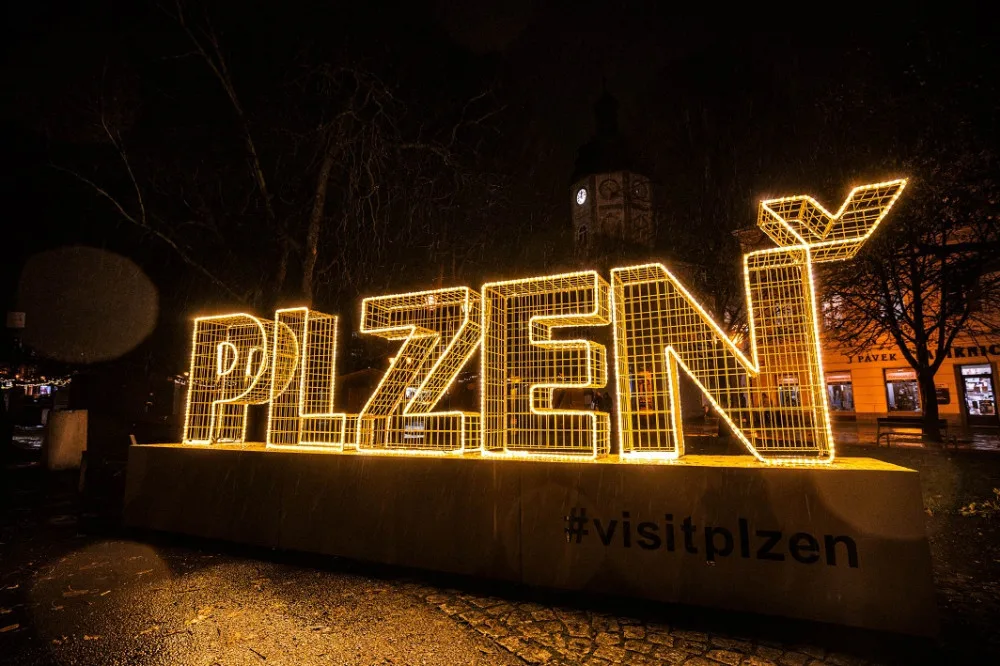 Fotopointy jsou velký hit. Ten plzeňský za 300 tisíc korun teď září v Kopeckého sadech