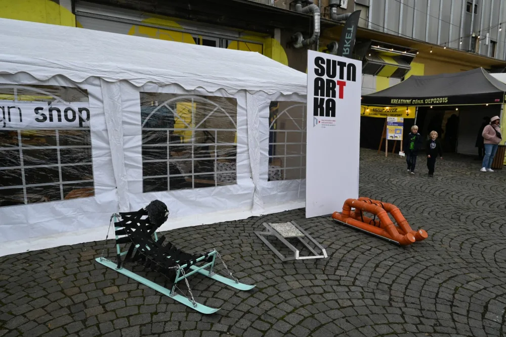 V centru města vyrostla sjezdovka, děti si na ní mohou vyzkoušet designové a hravé sáňky
