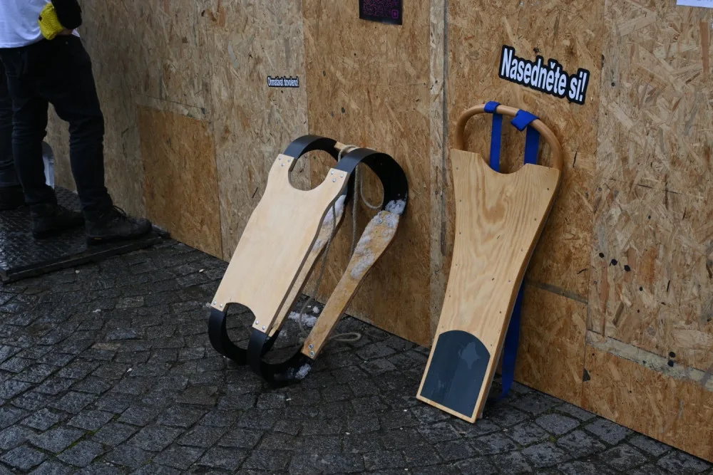 V centru města vyrostla sjezdovka, děti si na ní mohou vyzkoušet designové a hravé sáňky