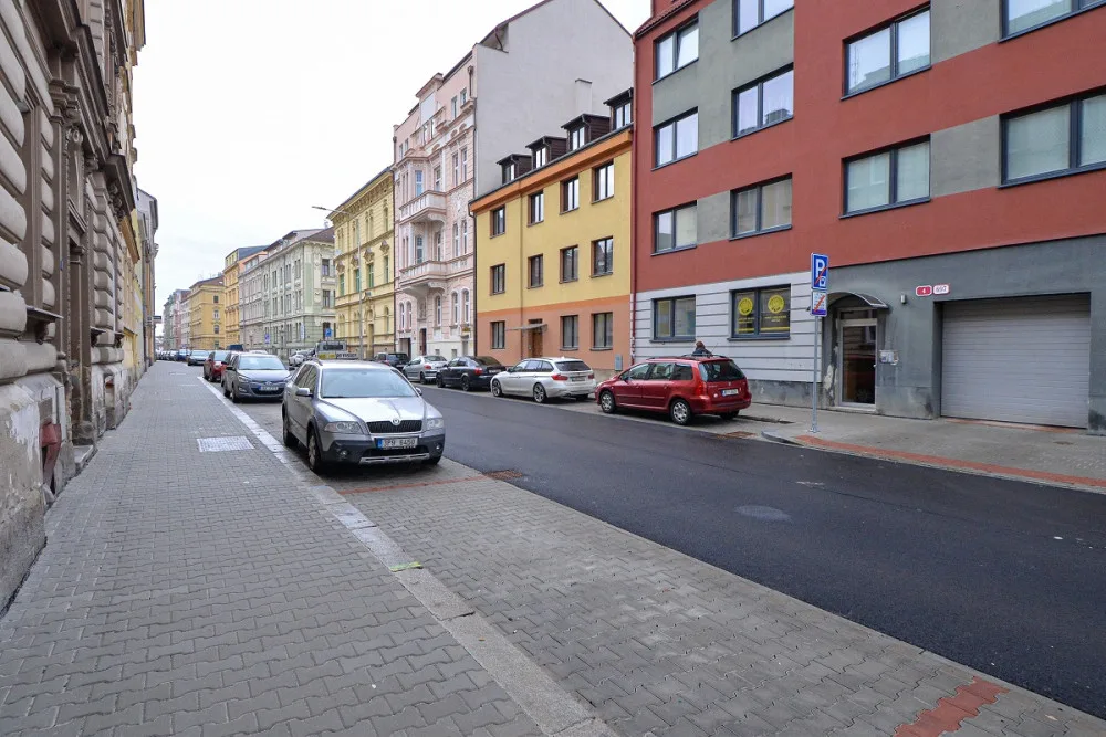 Bendova ulice prošla rekonstrukcí. Nové jsou chodníky, silnice i parkovací místa