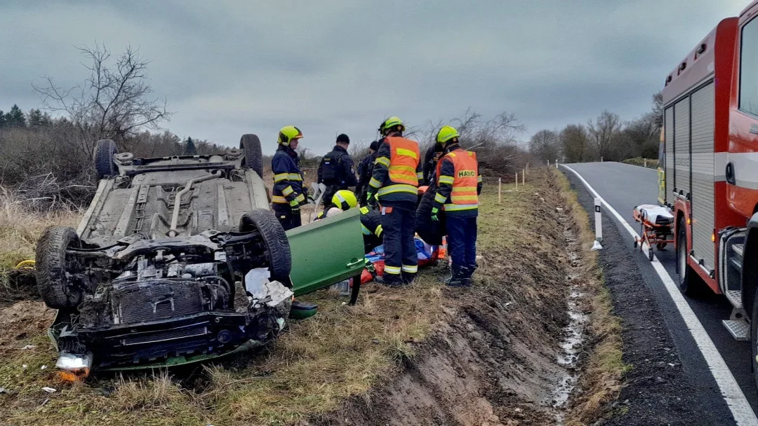 Řidička utrpěla těžké zranění, když její auto vyletělo ze silnice a na poli se převrátilo na střechu