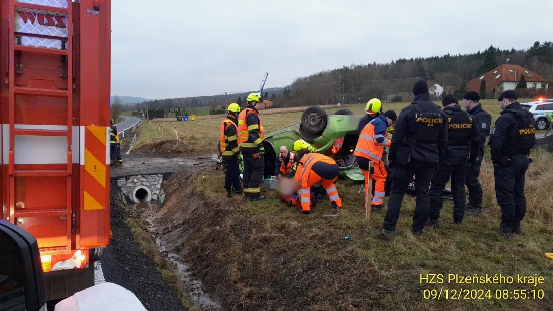 Řidička utrpěla těžké zranění, když její auto vyletělo ze silnice a na poli se převrátilo na střechu