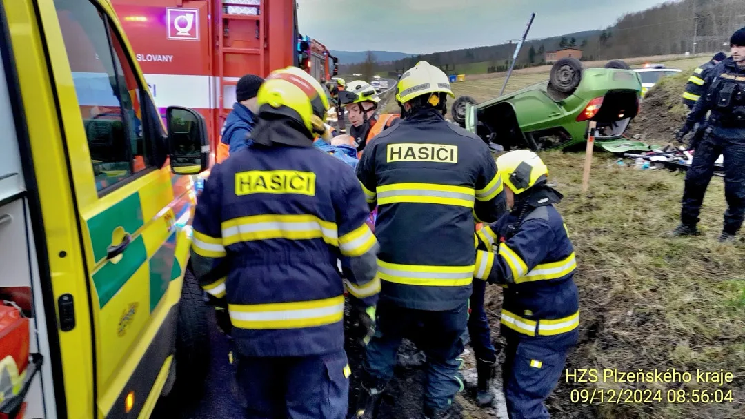 Řidička utrpěla těžké zranění, když její auto vyletělo ze silnice a na poli se převrátilo na střechu