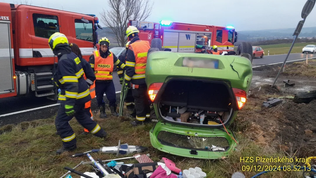 Řidička utrpěla těžké zranění, když její auto vyletělo ze silnice a na poli se převrátilo na střechu