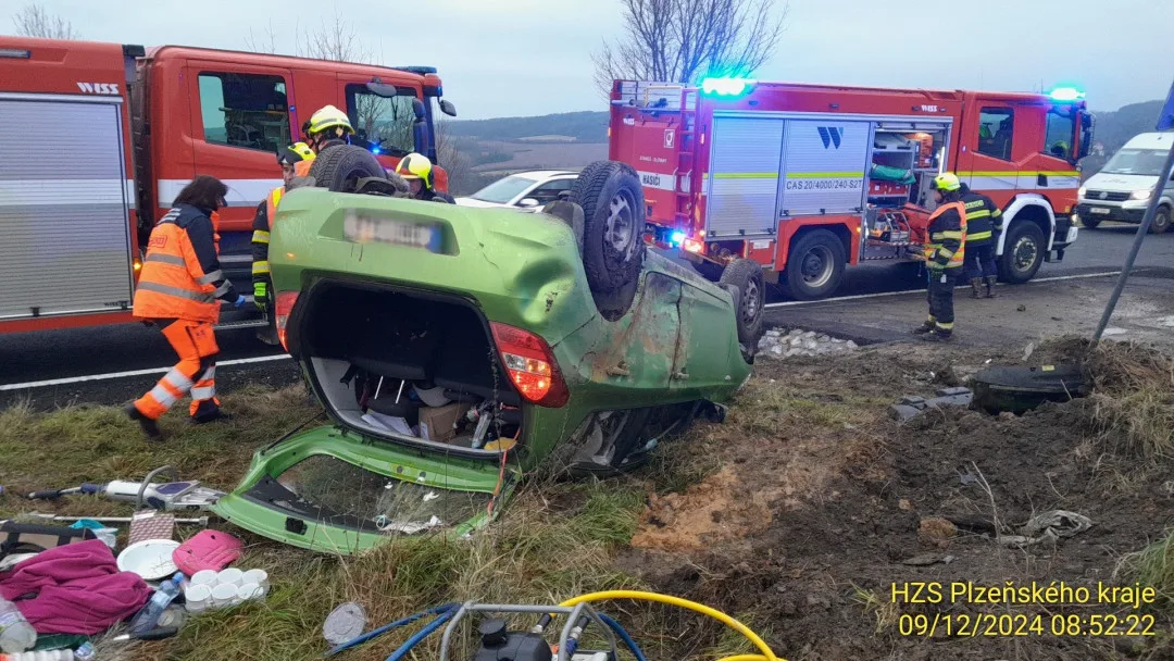 Řidička utrpěla těžké zranění, když její auto vyletělo ze silnice a na poli se převrátilo na střechu