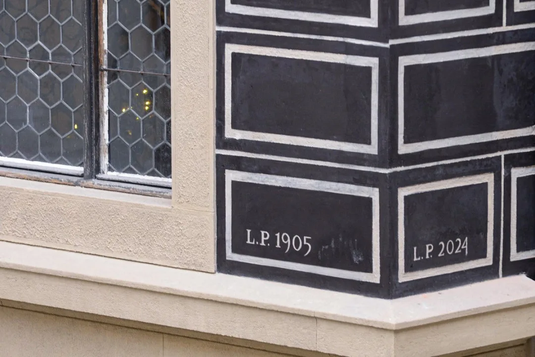 Restaurátoři obnovili sgrafitovou výzdobu na malém dvorku renesanční radnice, použili historické technologie