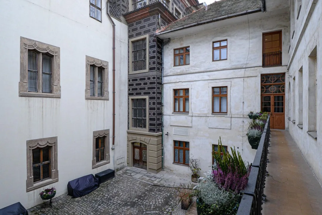 Restaurátoři obnovili sgrafitovou výzdobu na malém dvorku renesanční radnice, použili historické technologie