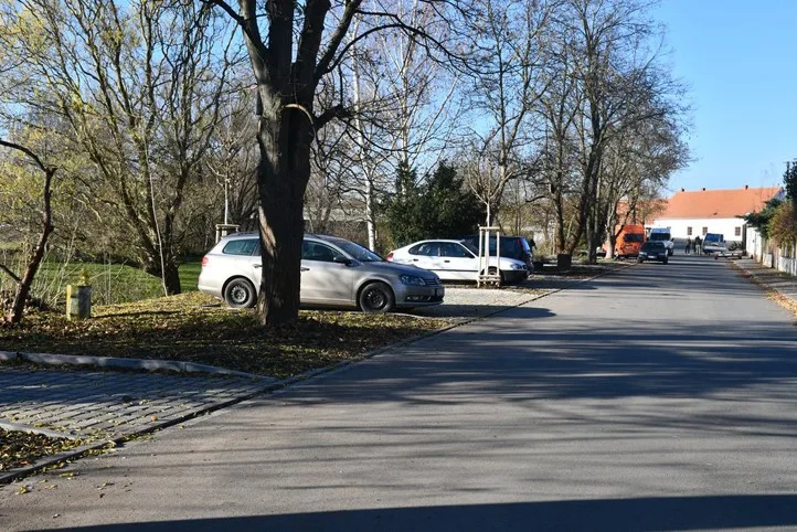 Už žádné parkování „na divoko“. U řeky v Koterově vznikla nová místa mezi stromy