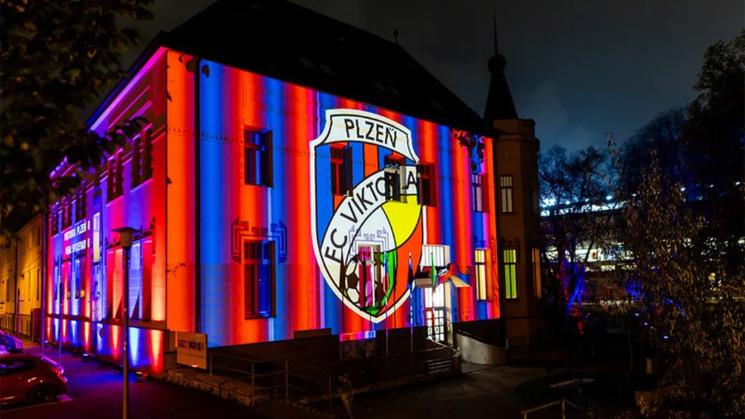 Plzeň se před zápasem se slavným Manchesterem zabarvila do červenomodré