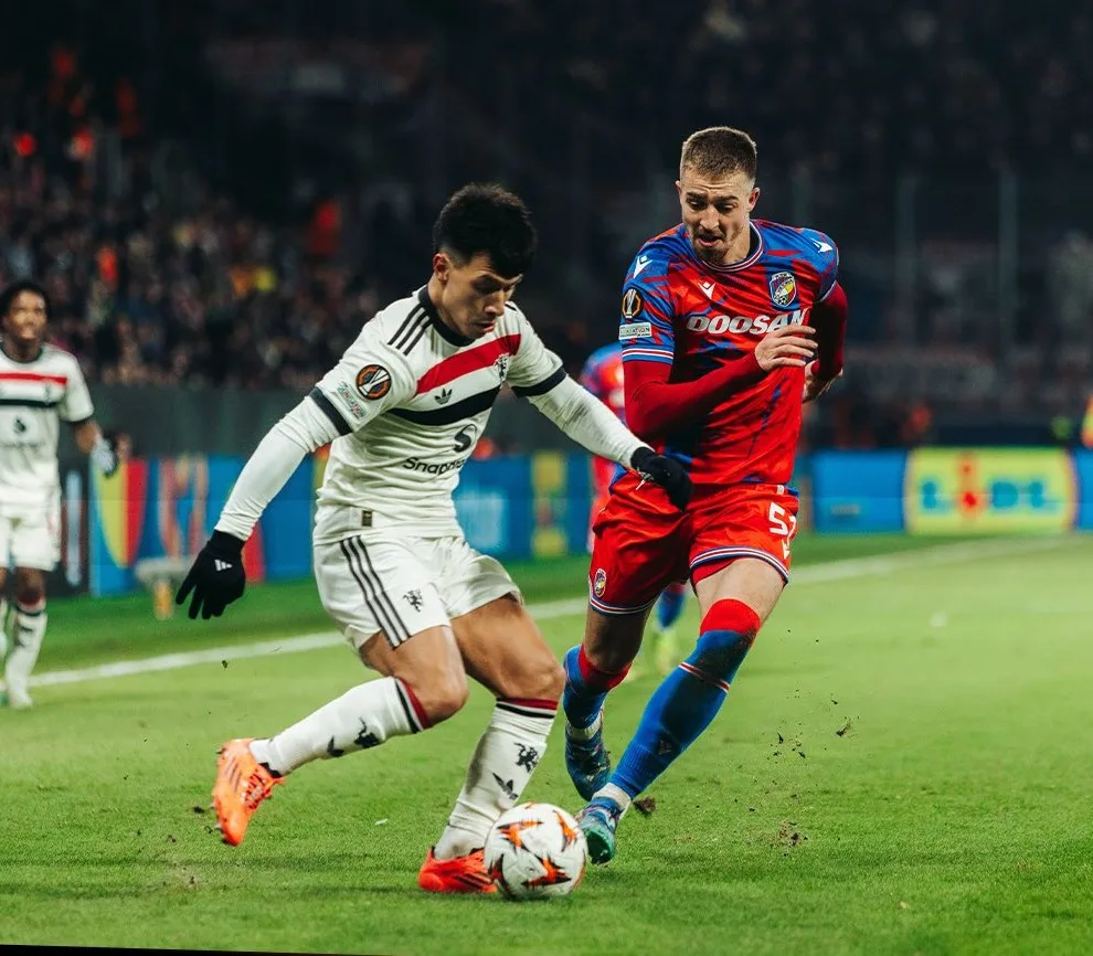 Fotbalisté Plzně neudrželi vedení a s Manchesterem gólem v závěru prohráli 1:2