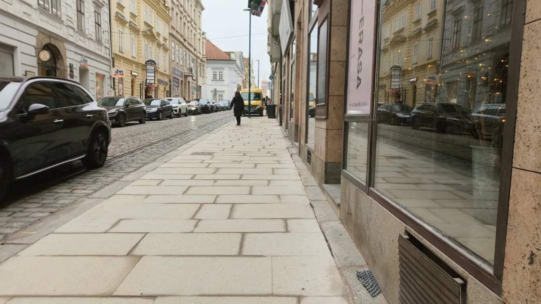 Měsíc po ukončení rekonstrukce za 77 milionů není dlažba v historické části města v optimálním stavu