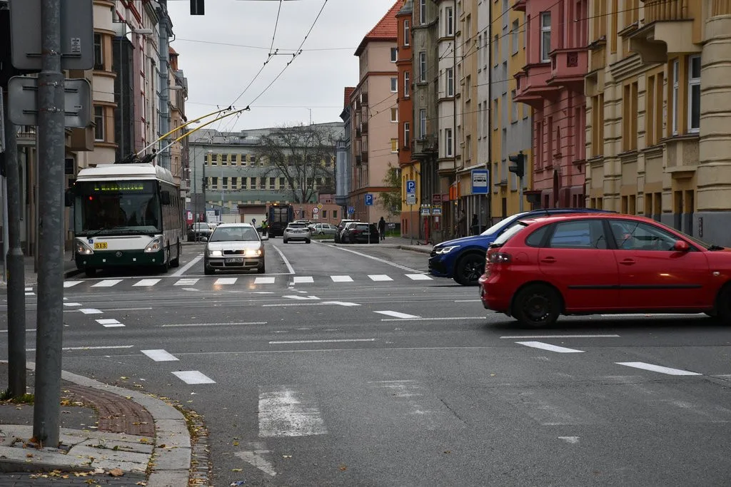 Město zavedlo semafor, který pozná vůz MHD a pouští ho první