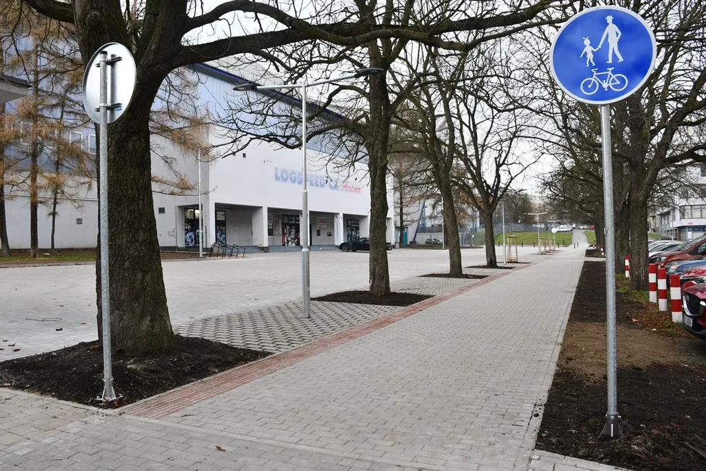 Za šest milionů upravilo město Plzeň boční prostranství před zimním stadionem v Třebízského ulici