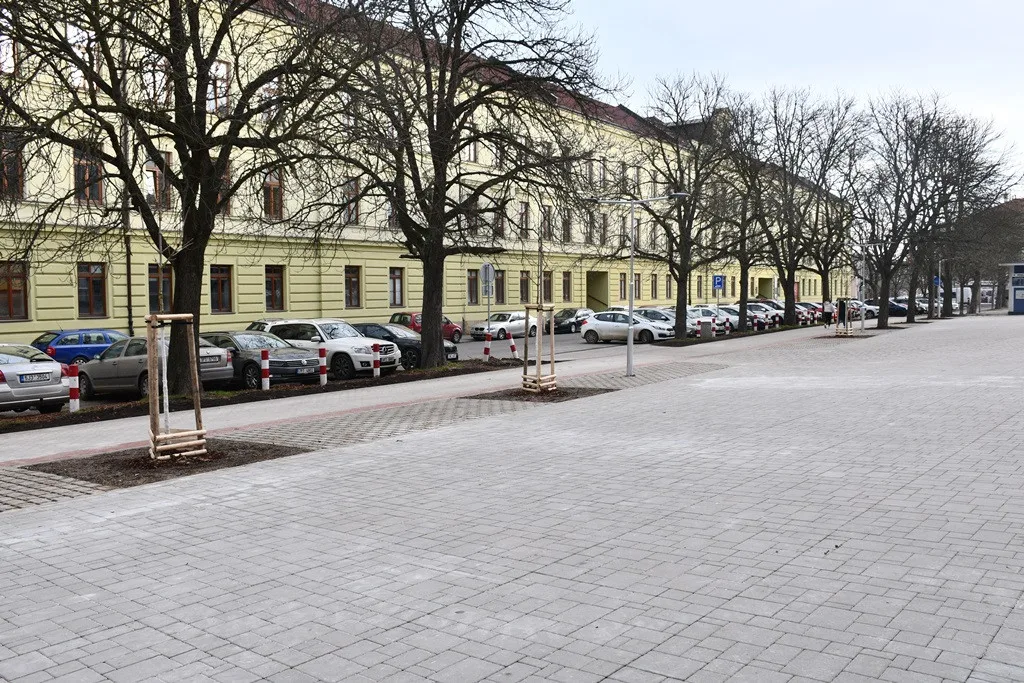 Za šest milionů upravilo město Plzeň bočné prostranství před zimním stadionem v Třebízského ulici