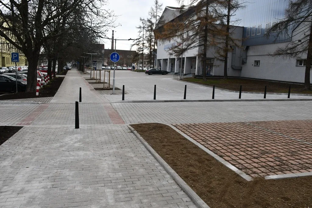 Za šest milionů upravilo město Plzeň bočné prostranství před zimním stadionem v Třebízského ulici