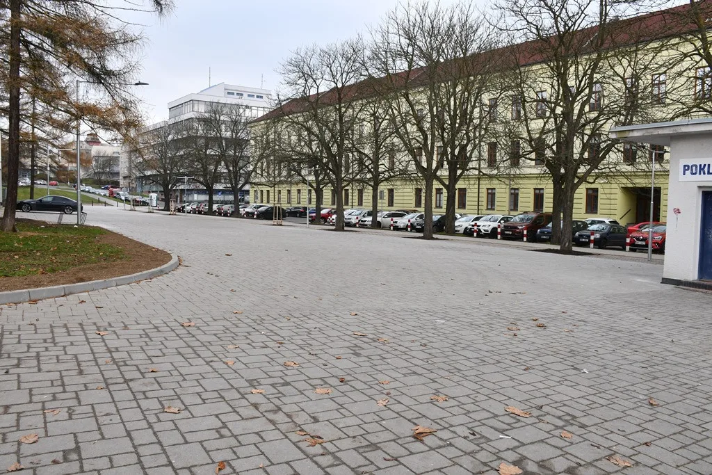 Za šest milionů upravilo město Plzeň bočné prostranství před zimním stadionem v Třebízského ulici